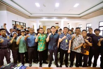 Kang Ulung Semangati Petugas Garda Terdepan Kelurahan Cigereleng