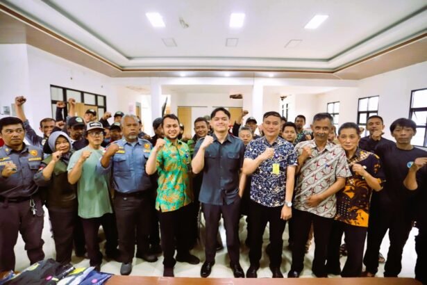 Kang Ulung Semangati Petugas Garda Terdepan Kelurahan Cigereleng